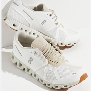 COPY - Free People X On Cloud 5 Running Sneakers size 9.5 in White / Sand